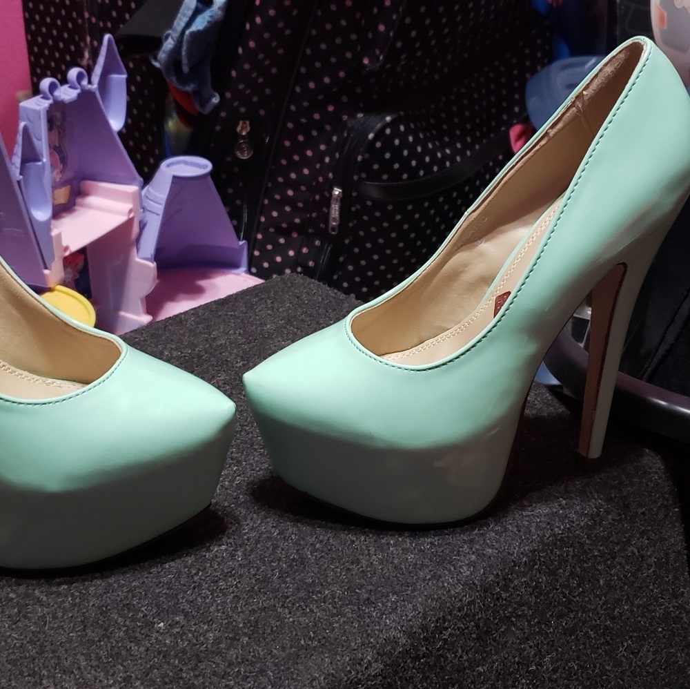 Red kiss fanatic mint size 7